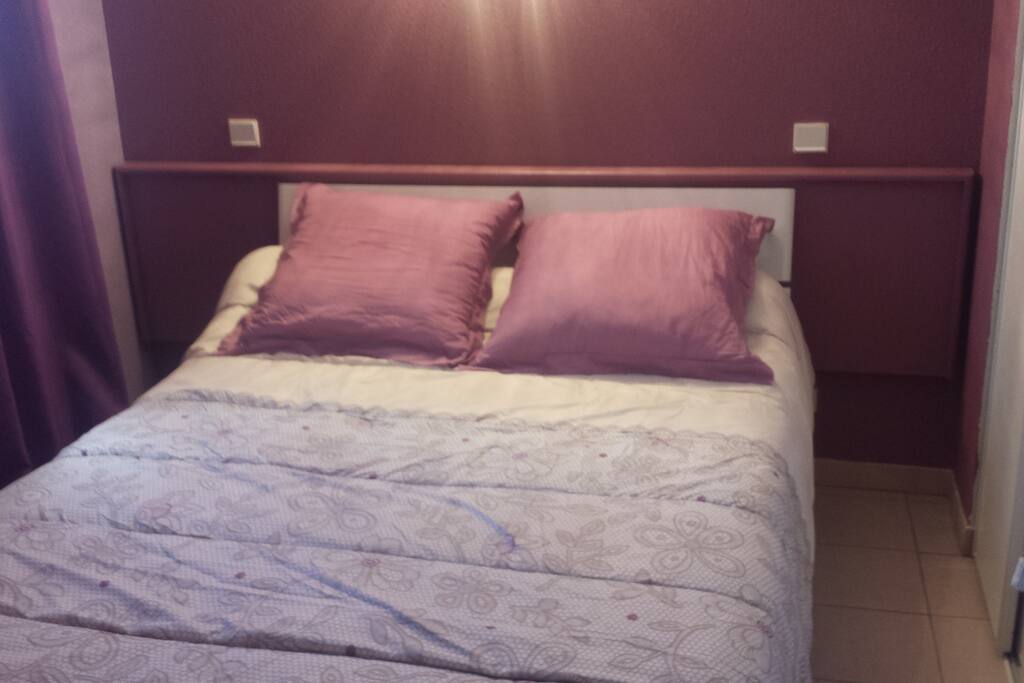 mobilier neuf et tv dans la chambre