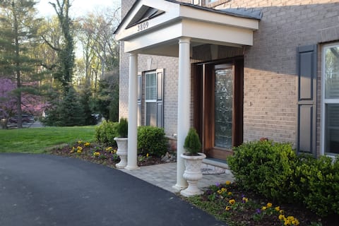 Private 3 Bed Guesthouse w parking & water filter