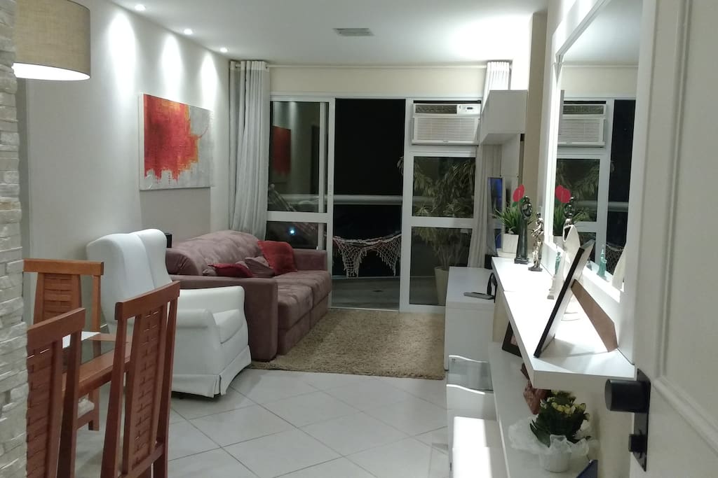 Sala - perspectiva da entrada do apartamento p/ varanda. ---- Living/Dinner room - from entrance view.
