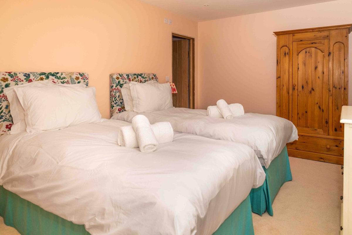 2. spavaća soba - dva odvojena kreveta.  Može biti superdomaćin.  Podno grijanje u cijelom prostoru. Prostorija za tuširanje u sklopu objekta.  High spec.