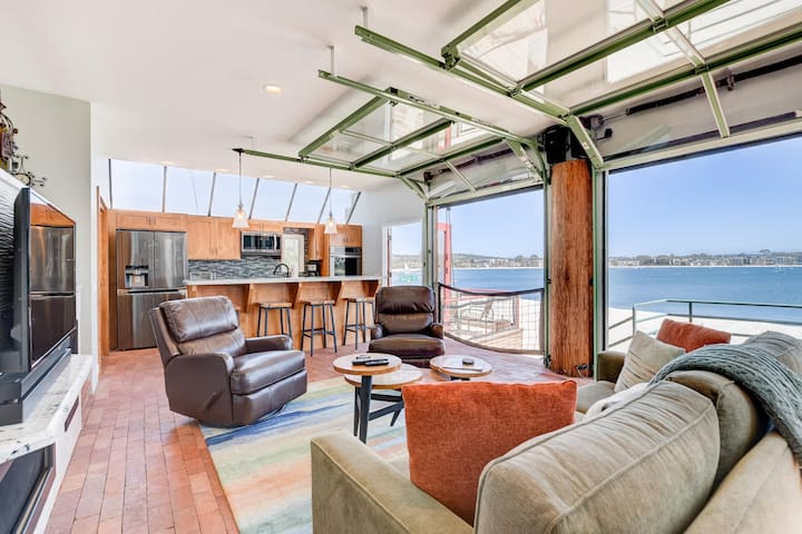 Bay Front, Roll Up Glass Walls, Roof deck Jacuzzi!