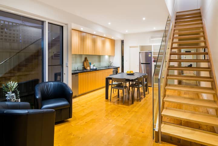 Charismatic Clifton Hill - Terrace House