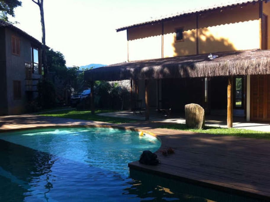 _01Vista piscina e entrada da casa