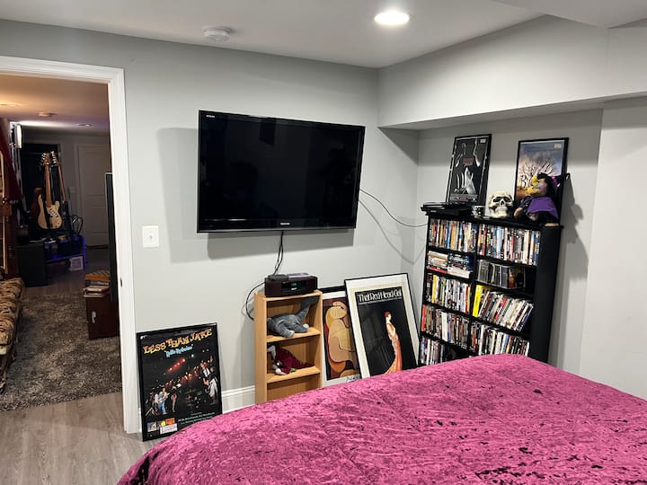 Los DVD-CD completan la experiencia retro. Muchos clásicos que se pueden ver u escuchar en esta habitación. -Los canales normales de cable y digitales todavía están disponibles 