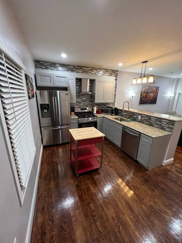 New York inspired brick house 4 mins from Train !! gallery image 3