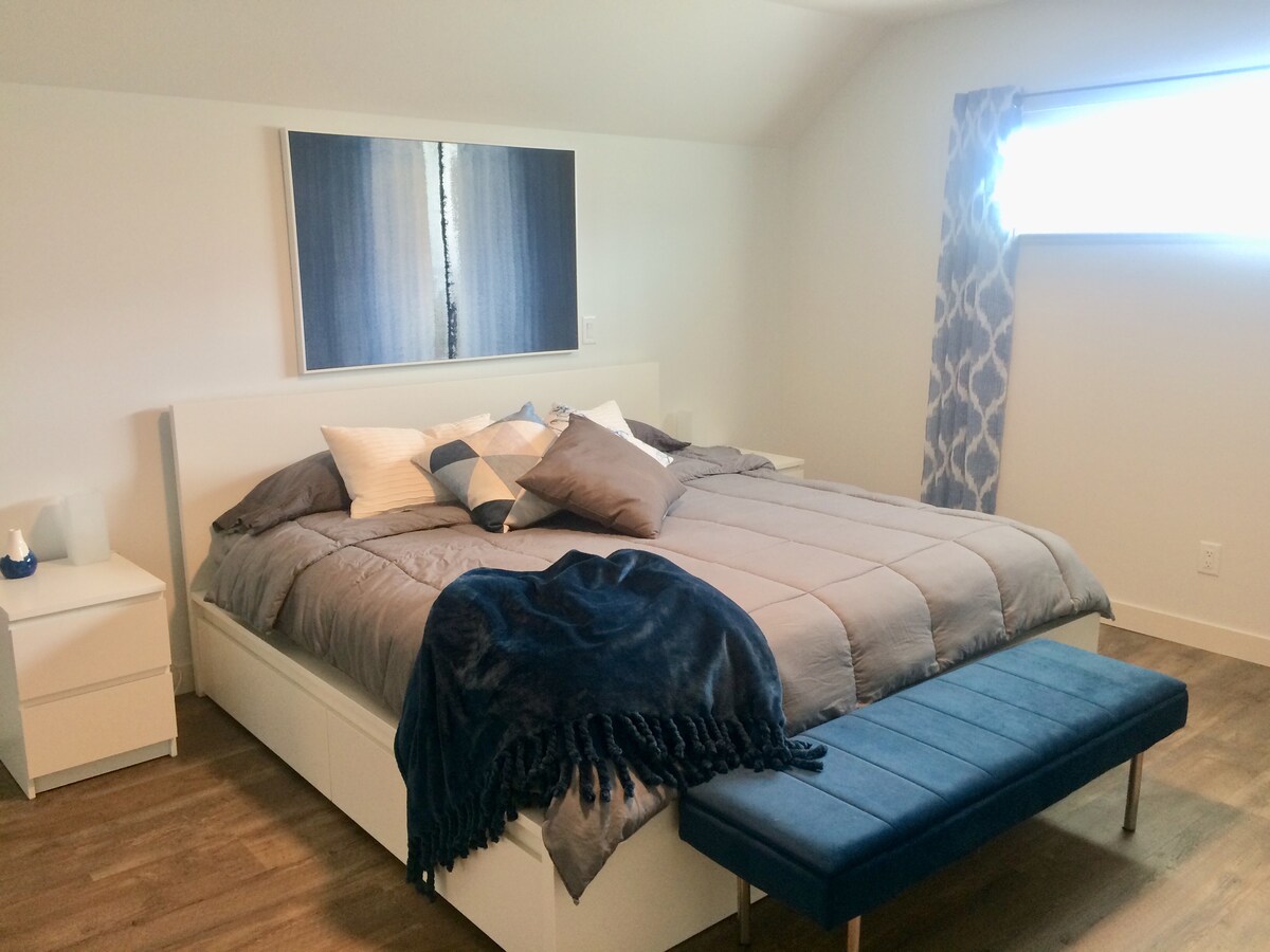 חדר שינה ראשי בקומה השנייה וסוויטה (מיטת קינג סייז)