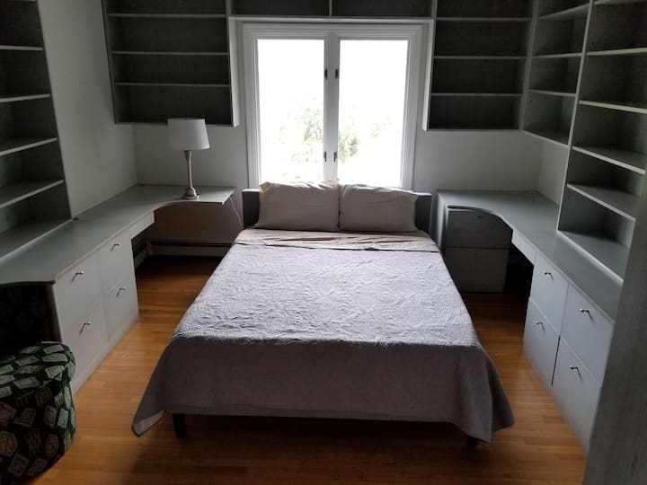 Spálňa knižnice s manželskou posteľou