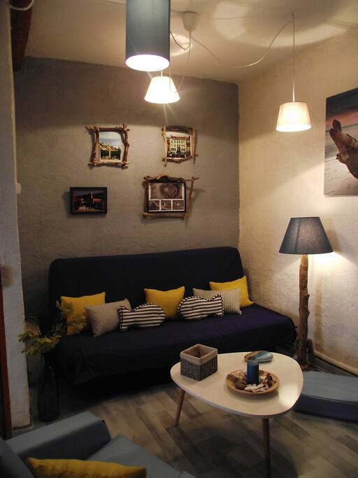Canapé lit avec lampe en bois flotté de Port Vendres ainsi que les cadres