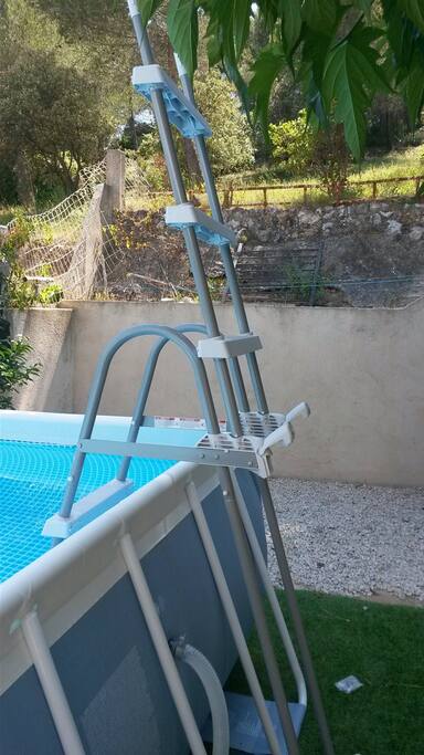 Avec l'échelle sécurisée pour les enfants