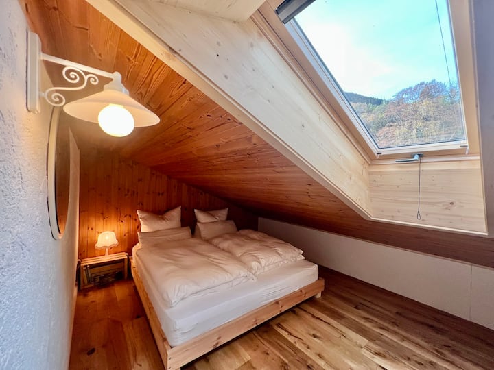 Dhoma e gjumit 
2 krevate (180x200 & 160x200)