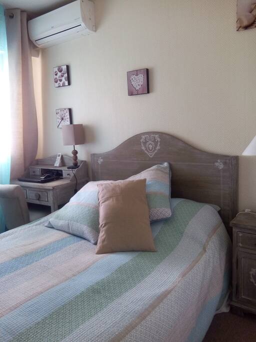 Chambre avec lit 2 places, cosy et confortable.
