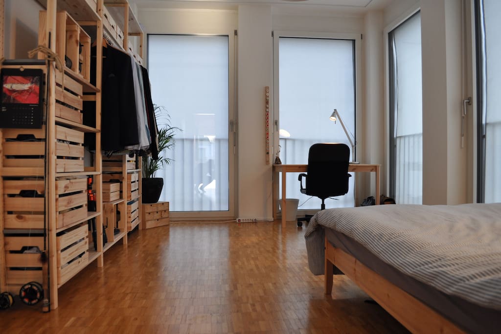 Dein Zimmer, mit Arbeitstisch und Bett