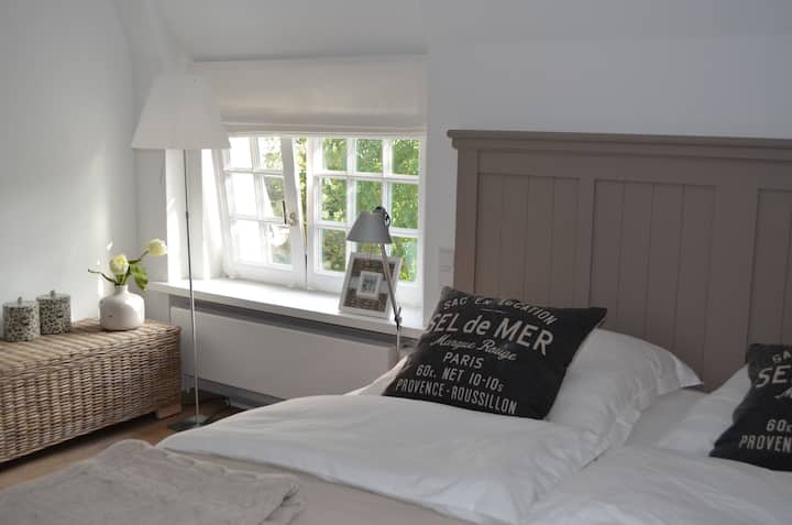 Спална соба 1 со брачен кревет (180x200)