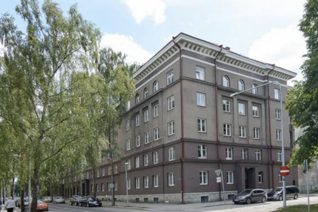 Lauteri 8 building from the outside (view as if you are standing in front of EBS).