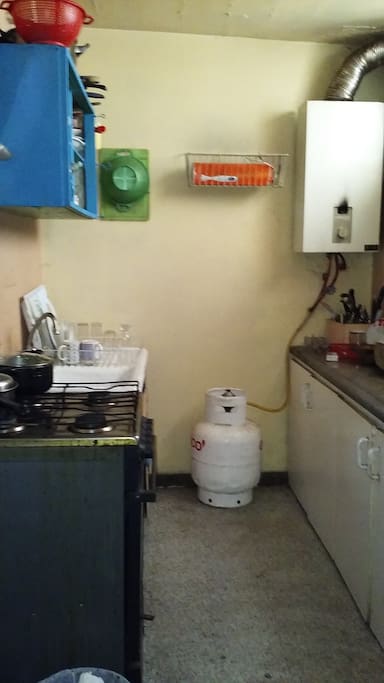 cocina completamente equipada.