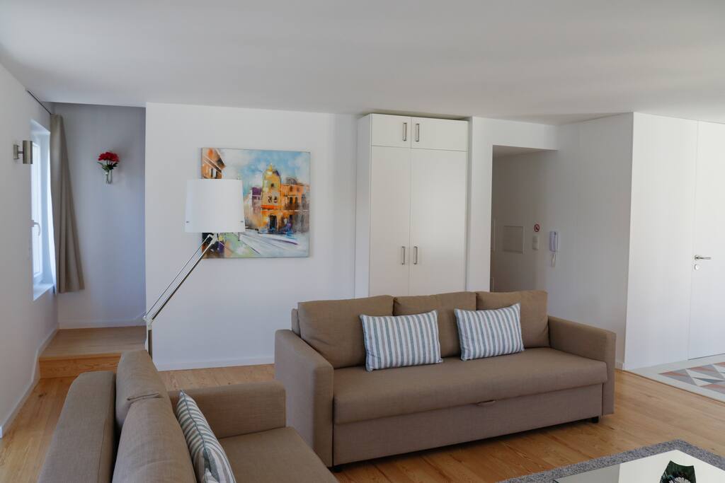 The living room. The perfect place to relax after a journey in the Lisbon streets. 260 cable tv chanels available