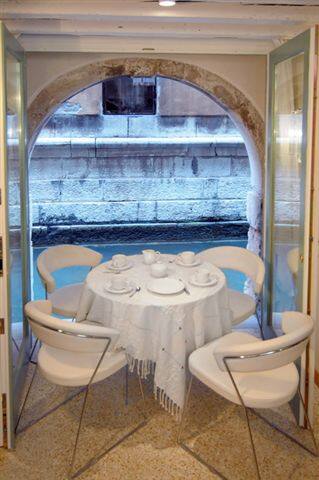 Charming central apartment with garden gallery image 5