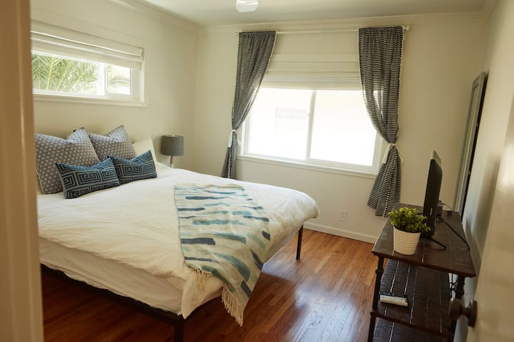 غرفة نوم رئيسية بسرير كبير 