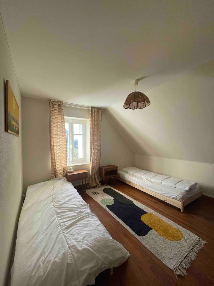 Spálňa na druhom poschodí vybavená samostatnými posteľami, ktoré je možné spojiť a vytvoriť tak manželskú posteľ ( pozri ďalšiu fotku).