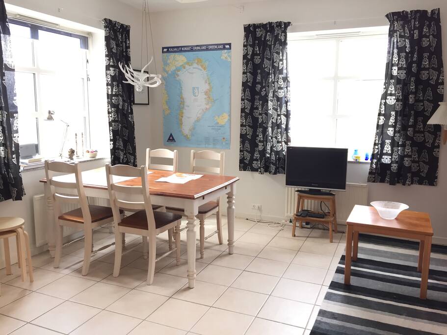 Stue/opholdsrum med seng og sovesofa.