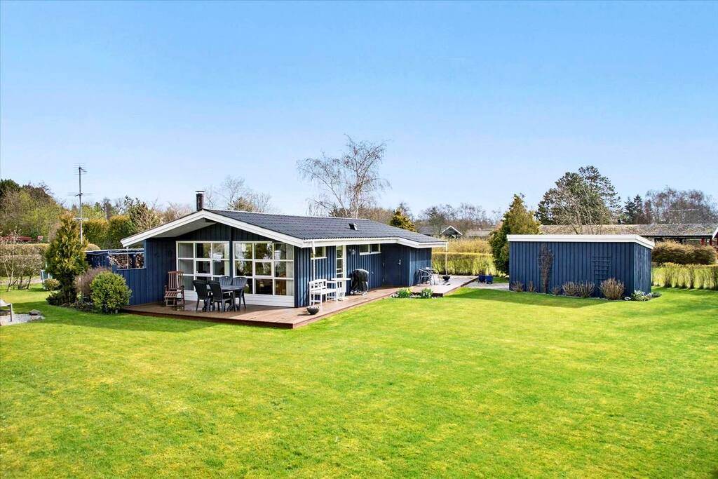 Sommerhus med have 200 m fra Østersøen