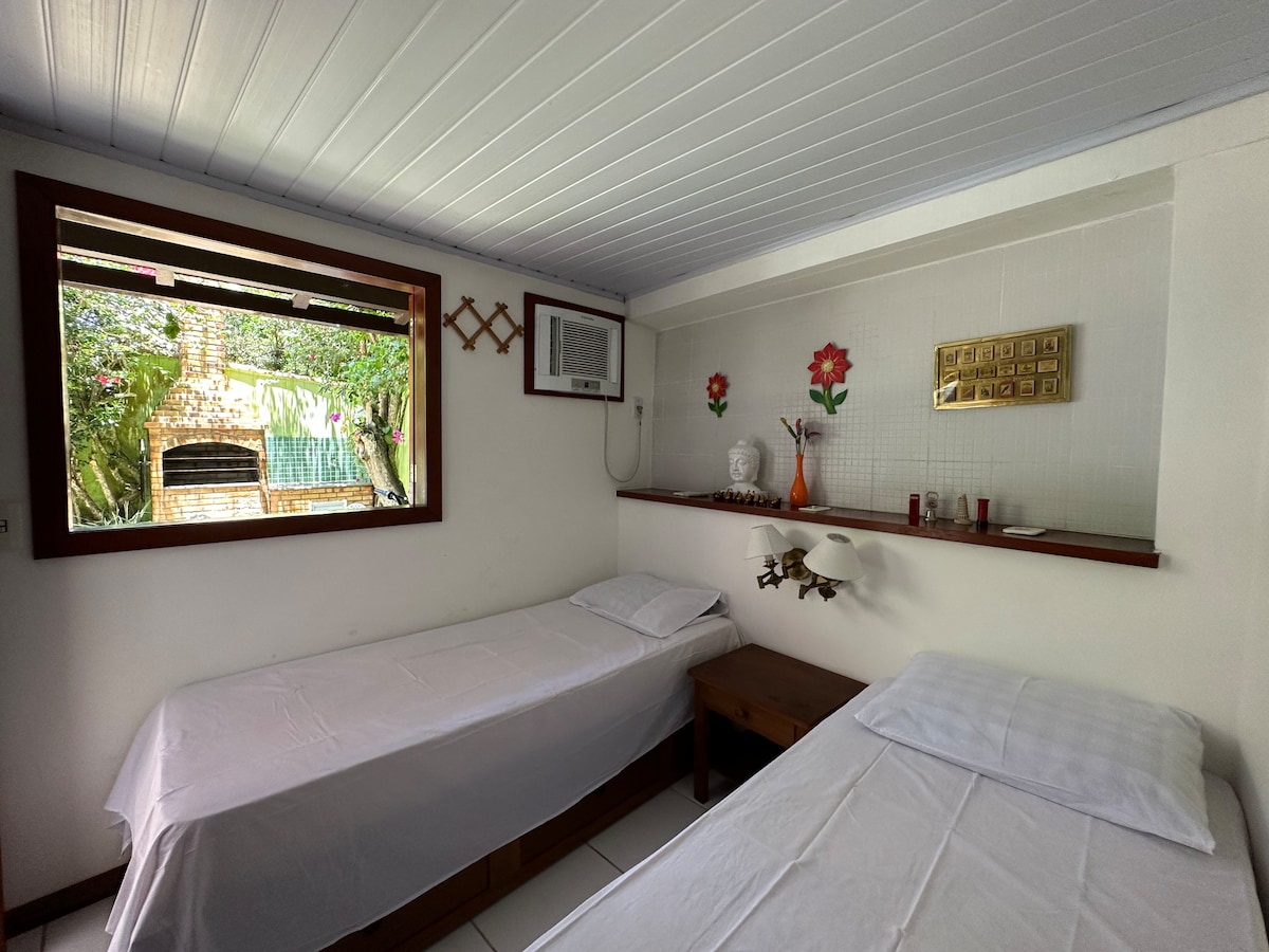 חדר שינה 4, עם נוף לגינה הפנימית