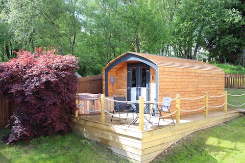 Munro's Deluxe Pod with hot tub - Ben Nevis view