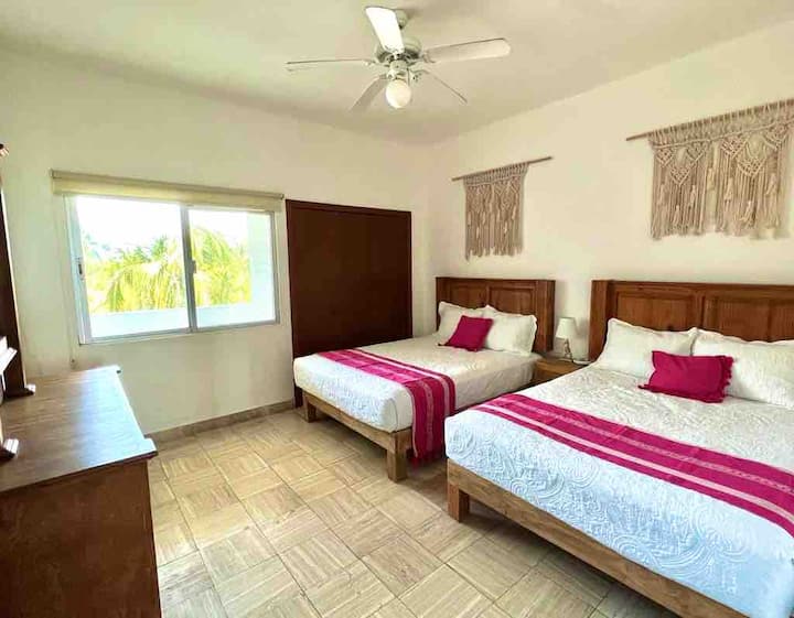 غرفة كبيرة بحجم الغرفة بمكيف هواء بحجم كبير 