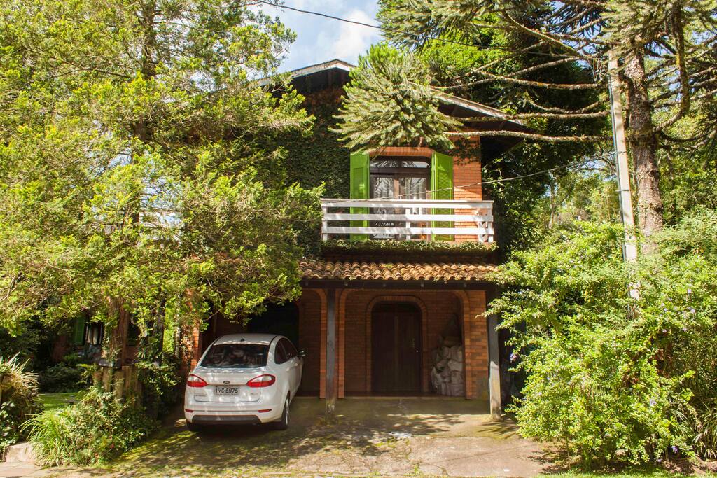 Frente com garagem para 2 carros