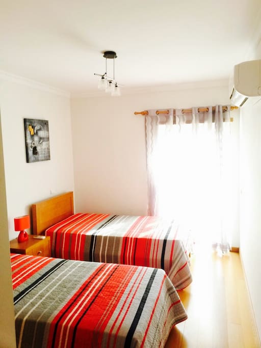 Foto quarto com 2 camas