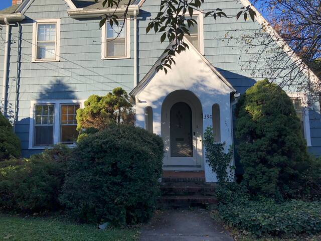 Cozy colonial - walking distance from town center