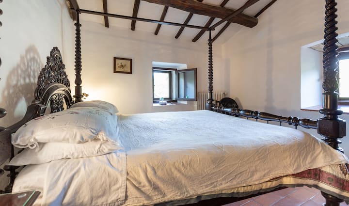 Dhomë gjumi master me krevat antik të madhësisë king dhe banjë en-suite. Dhoma është në pjesën e pasme të vilës dhe mbetet shumë e ftohtë në verë. 