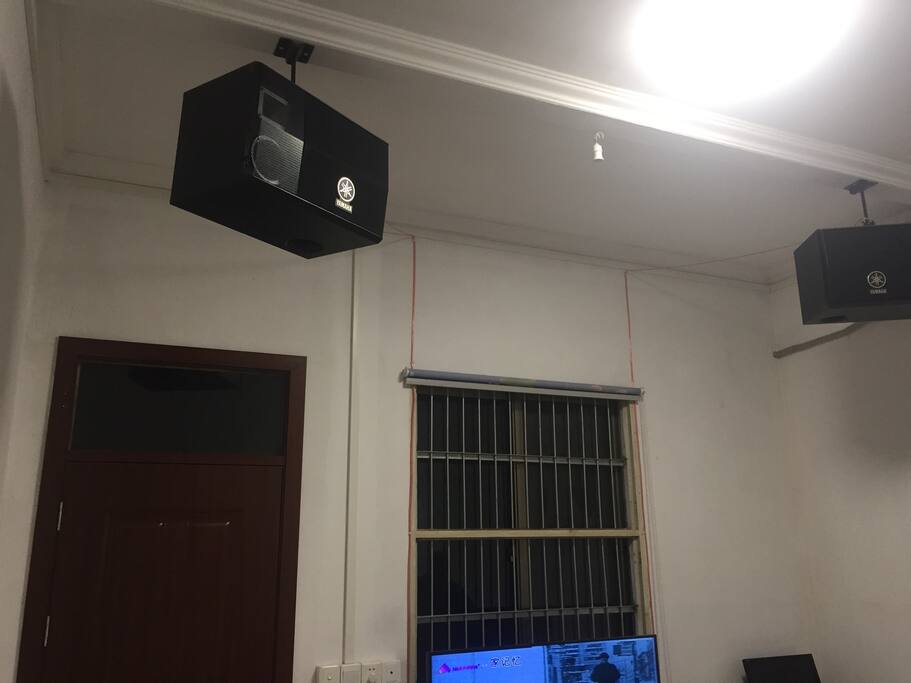 KTV室的两个大音响