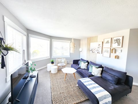 Modern Lake City Getaway - licensed primary