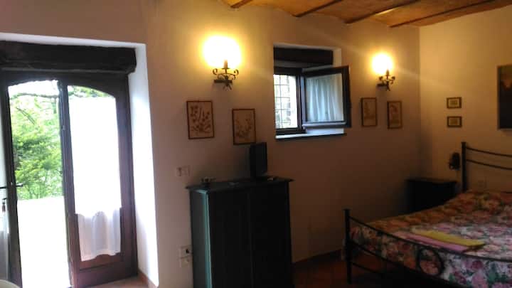 1 SALA DE LOGIA CON PUERTA DE JARDÍN.