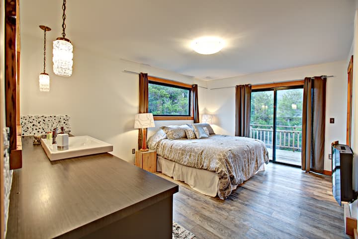 Спалня №1 : двойно легло, самостоятелна баня, шкафове предлагат място за съхранение на дрехи и тоалетни принадлежности, електрическа камина за незабавна атмосфера и топлина, достъп до плъзгаща се врата до палубата и изглед към околните планини. 