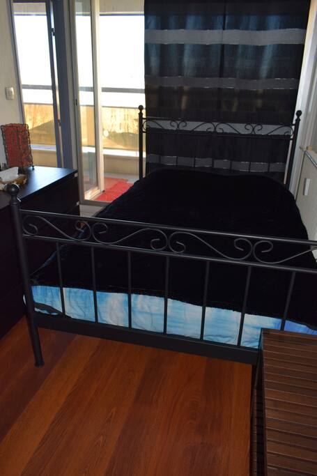 Chambre avec un vrai lit confortable, oreiller à mémoire de forme. Accès à la terrasse.