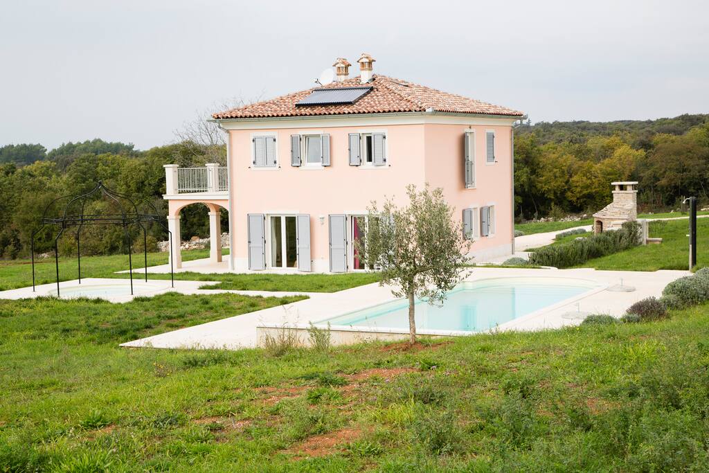 The 3 terraces, 2 pools and the open kitchen make a good ensemble.