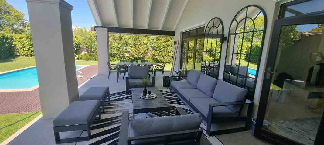 Beautiful modern Family Home in Cape Town gallery image 3