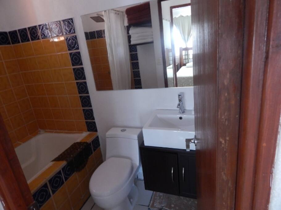 baño con tina, agua caliente y fria