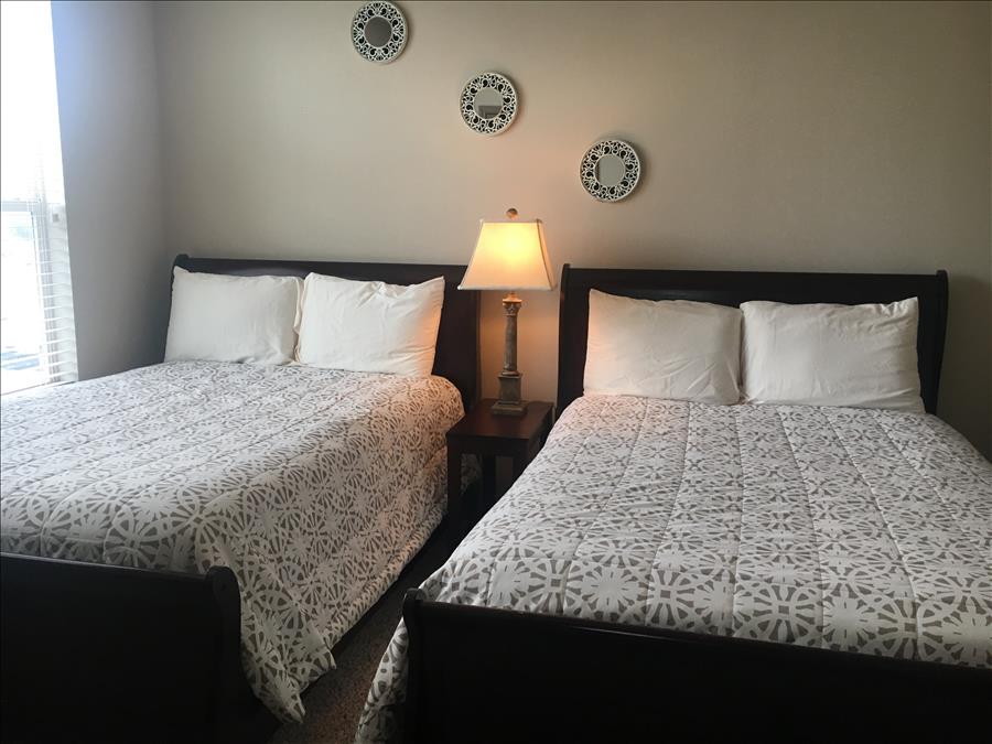 2 полни кревета во гостинска спална соба