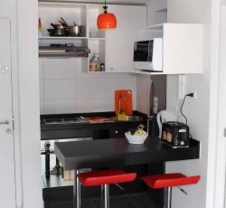 Cocina Totalmente equipada con refrigerador doble puerta, microonda, hervidor agua, cafetera y tostador de pan, entre otros!