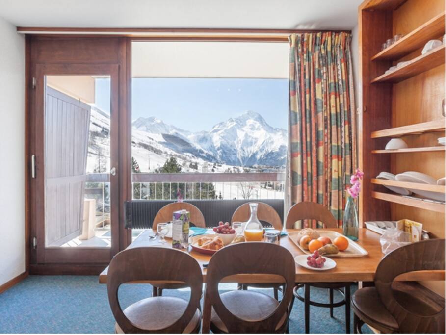 Studio : Côté salle à manger. La table se replie dans le placard.