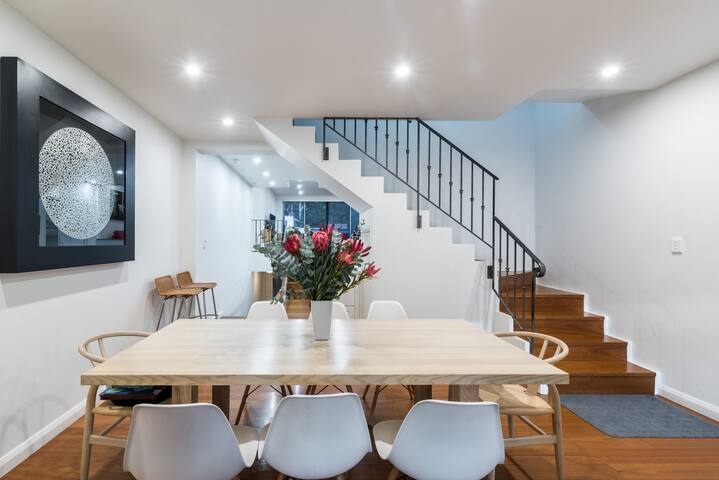 Stunning 5-star 4 Bedroom Designer House, Pyrmont gallery image 5