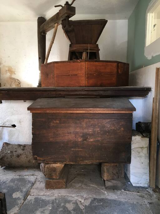 L'antico mulino che si può vedere nella cantina nel piano inferiore della casa
