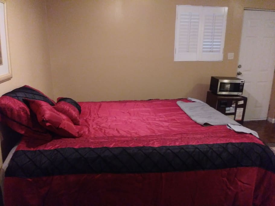 Guest Queen Size Bed, Mini Refrigerator, Microwave Oven, Private Guest Entrance