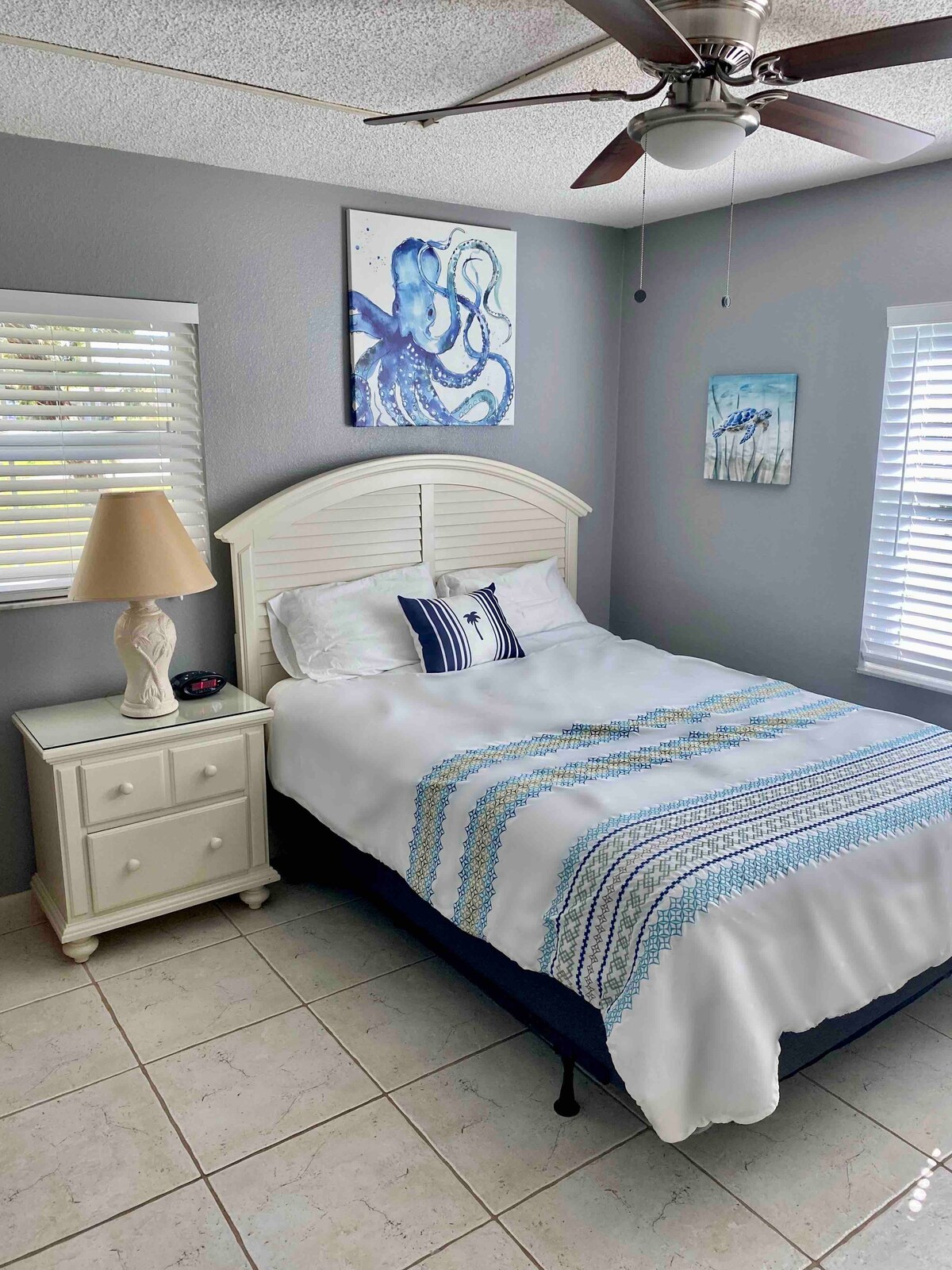 Dodatna spavaća soba:
bračni krevet (160x200) - plahte s uključenim
stropnim ventilatorom