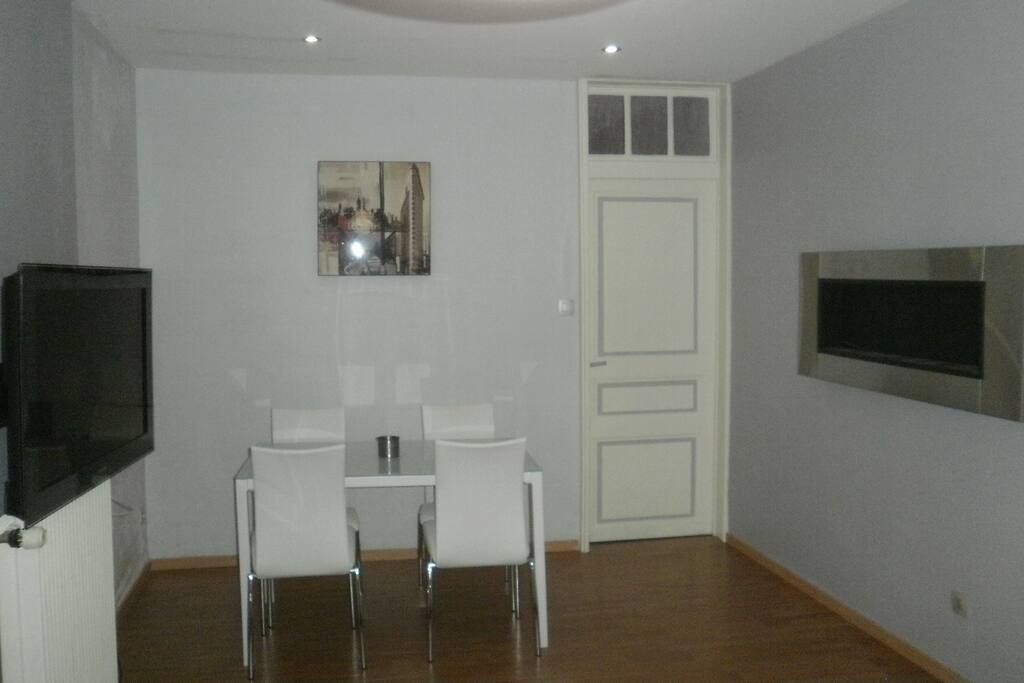 coin repas ouvert sur salon