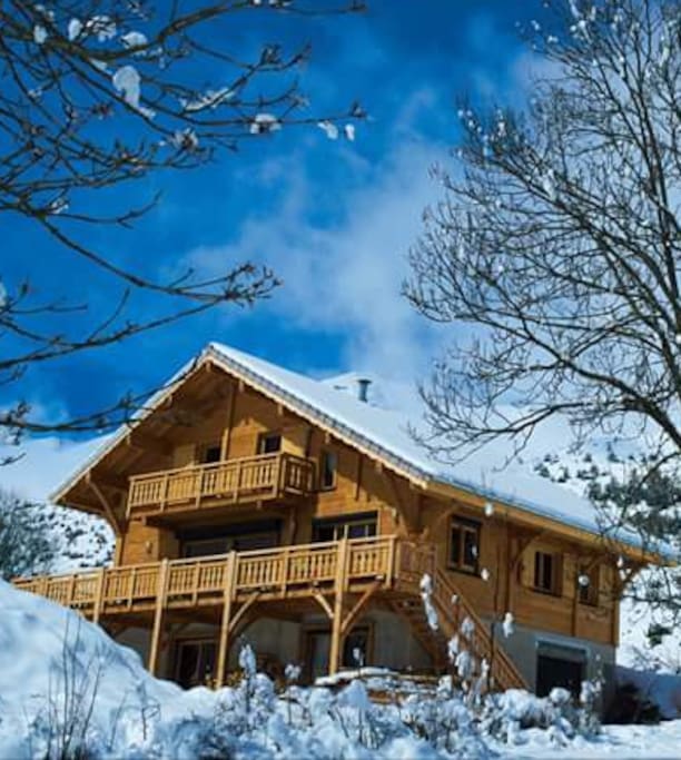 Vue face aux pistes de la station La Joue du loup