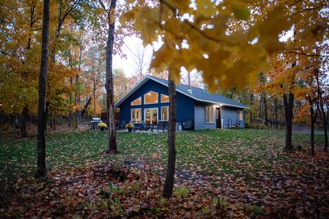 Private Cabin on Dead Lake- 14 acres, dog friendly